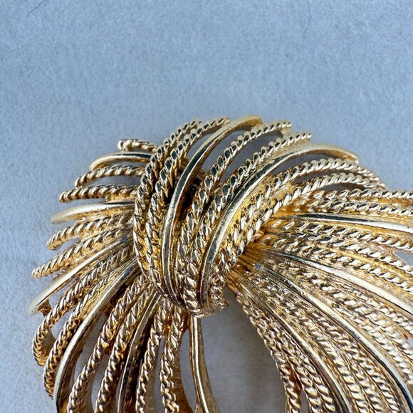 Title:  Vintage Monet Gold-Tone Textured Knot Brooch Elegant Statement Pin Jewel - Picture 3 of 6